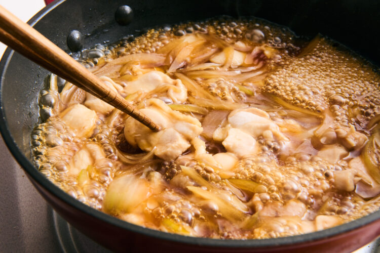 鶏もも肉の表面を菜箸で軽く押したときに、弾力があるぐらいが目安